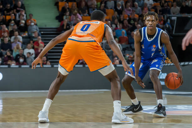 年轻的足球 年轻的足球